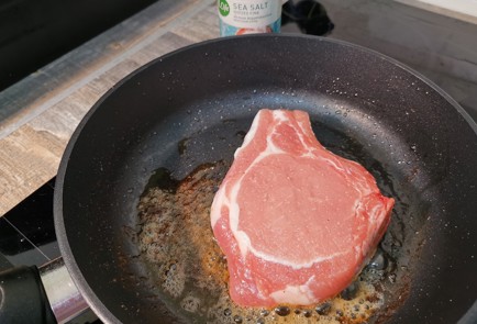 Фото шага рецепта Свиная корейка с сыром 186390 шаг 5  