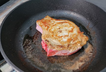 Фото шага рецепта Свиная корейка с сыром 186390 шаг 6  