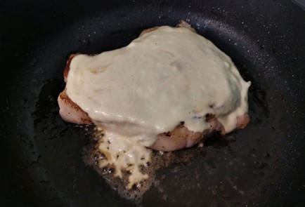 Фото шага рецепта Свиная корейка с сыром 186390 шаг 9  