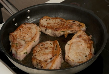 Фото шага рецепта Свиная корейка с томлеными огурцами 36679 шаг 2  