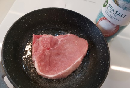 Фото шага рецепта Свиная корейка 188750 шаг 2  