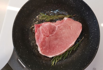 Фото шага рецепта Свиная корейка 188750 шаг 3  