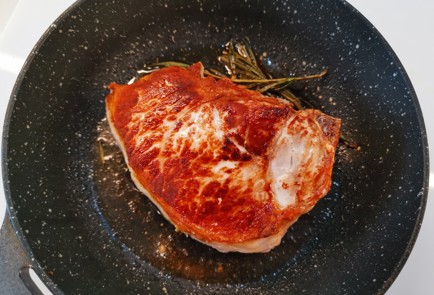 Фото шага рецепта Свиная корейка 188750 шаг 5  