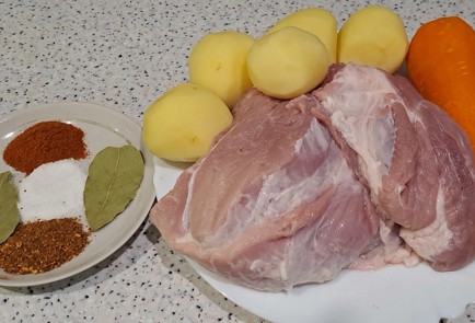 Фото шага рецепта Свиная лопатка с молодым картофелем запеченная в рукаве 186799 шаг 1  