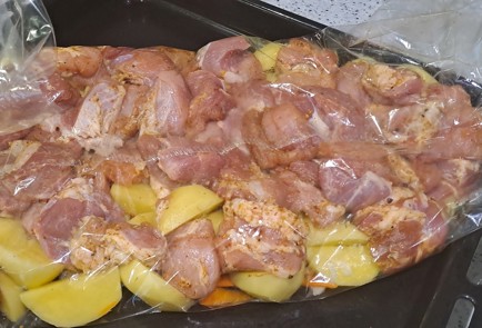 Фото шага рецепта Свиная лопатка с молодым картофелем запеченная в рукаве 186799 шаг 10  