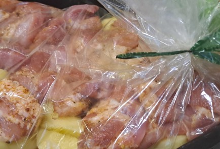 Фото шага рецепта Свиная лопатка с молодым картофелем запеченная в рукаве 186799 шаг 11  