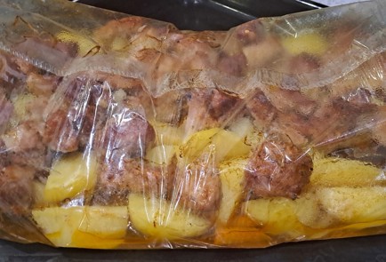 Фото шага рецепта Свиная лопатка с молодым картофелем запеченная в рукаве 186799 шаг 12  