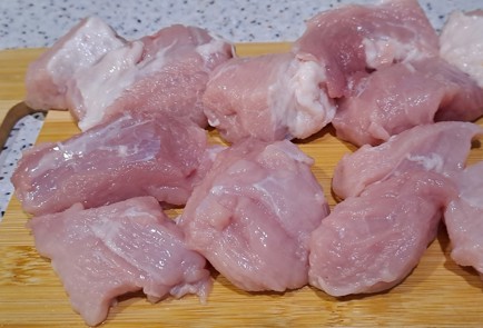 Фото шага рецепта Свиная лопатка с молодым картофелем запеченная в рукаве 186799 шаг 2  