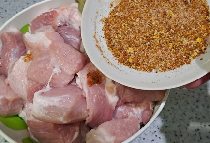 Фото шага рецепта Свиная лопатка с молодым картофелем запеченная в рукаве 186799 шаг 3  