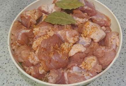 Фото шага рецепта Свиная лопатка с молодым картофелем запеченная в рукаве 186799 шаг 4  