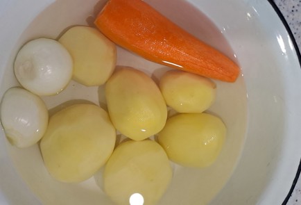 Фото шага рецепта Свиная лопатка с молодым картофелем запеченная в рукаве 186799 шаг 5  