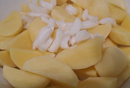 Фото шага рецепта Свиная лопатка с молодым картофелем запеченная в рукаве 186799 шаг 7  