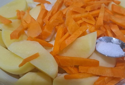 Фото шага рецепта Свиная лопатка с молодым картофелем запеченная в рукаве 186799 шаг 8  