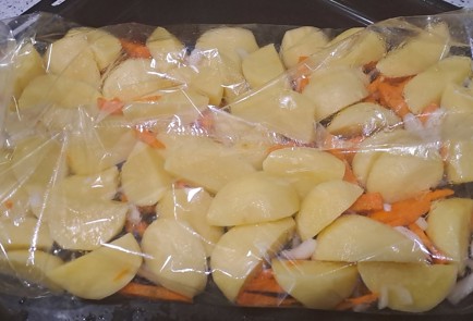 Фото шага рецепта Свиная лопатка с молодым картофелем запеченная в рукаве 186799 шаг 9  