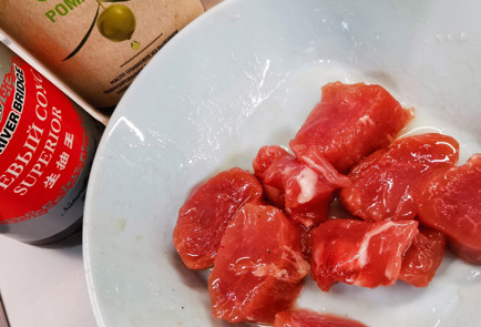 Фото шага рецепта Свиная нарезка с базиликом 151939 шаг 2  