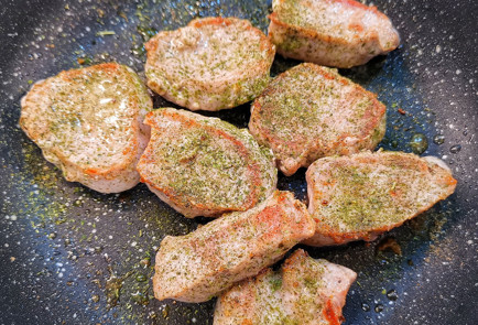 Фото шага рецепта Свиная нарезка с базиликом 151939 шаг 5  