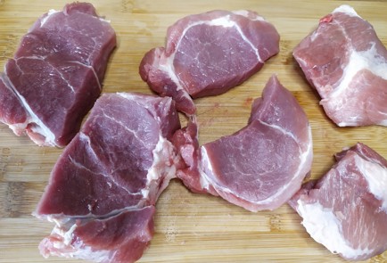 Фото шага рецепта Свиная отбивная в сырной панировке 188860 шаг 1  