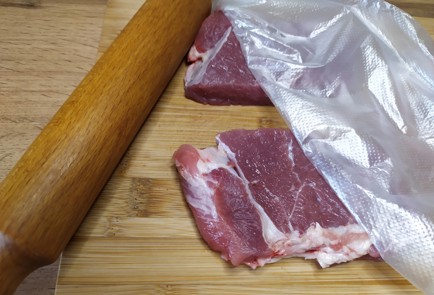 Фото шага рецепта Свиная отбивная в сырной панировке 188860 шаг 2  