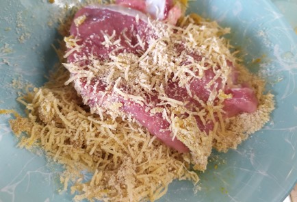 Фото шага рецепта Свиная отбивная в сырной панировке 188860 шаг 7  