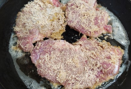 Фото шага рецепта Свиная отбивная в сырной панировке 188860 шаг 9  