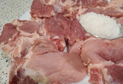 Фото шага рецепта Свиная шея на сковороде 189959 шаг 4  