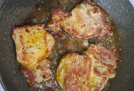 Фото шага рецепта Свиная шея на сковороде 189959 шаг 9  