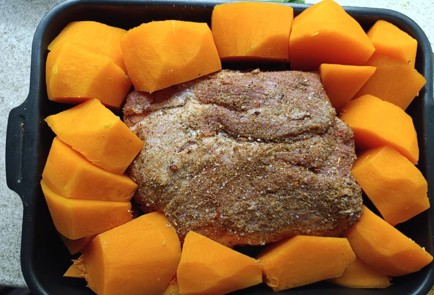 Фото шага рецепта Свиная шея с тыквой в духовке 191087 шаг 10  
