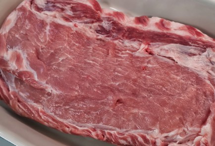 Фото шага рецепта Свиная шея запеченная с луком и специями 152515 шаг 1  