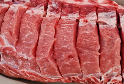 Фото шага рецепта Свиная шея запеченная с луком и специями 152515 шаг 2  