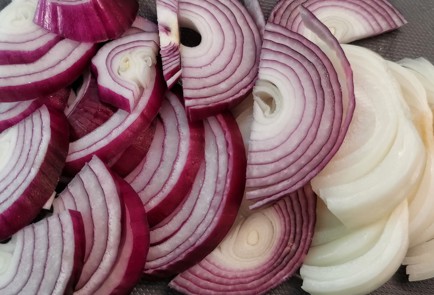 Фото шага рецепта Свиная шея запеченная с луком и специями 152515 шаг 3  