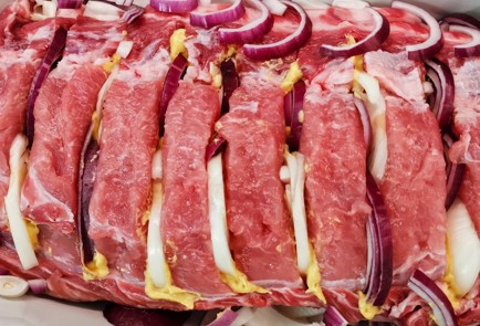 Фото шага рецепта Свиная шея запеченная с луком и специями 152515 шаг 7  