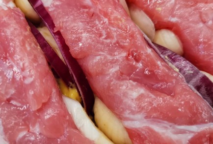 Фото шага рецепта Свиная шея запеченная с луком и специями 152515 шаг 8  