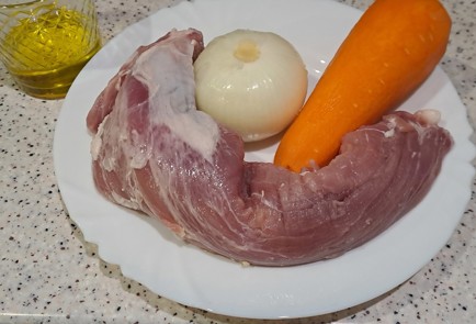 Фото шага рецепта Свиная вырезка на сковороде с луком и морковью 187997 шаг 1