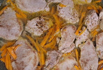 Фото шага рецепта Свиная вырезка на сковороде с луком и морковью 187997 шаг 10