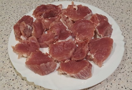 Фото шага рецепта Свиная вырезка на сковороде с луком и морковью 187997 шаг 2