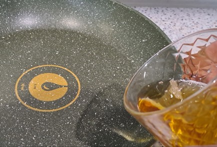 Фото шага рецепта Свиная вырезка на сковороде с луком и морковью 187997 шаг 3