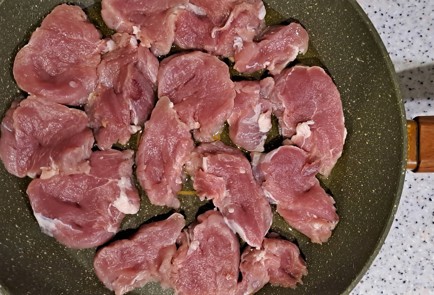 Фото шага рецепта Свиная вырезка на сковороде с луком и морковью 187997 шаг 4