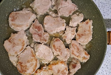 Фото шага рецепта Свиная вырезка на сковороде с луком и морковью 187997 шаг 5