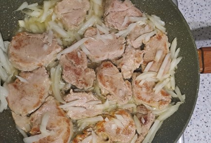 Фото шага рецепта Свиная вырезка на сковороде с луком и морковью 187997 шаг 7