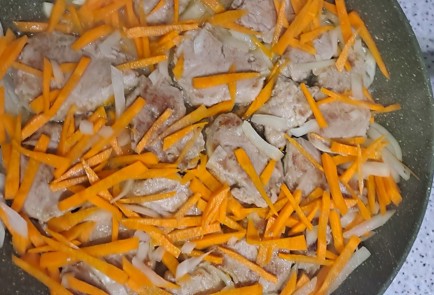 Фото шага рецепта Свиная вырезка на сковороде с луком и морковью 187997 шаг 8