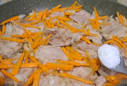 Фото шага рецепта Свиная вырезка на сковороде с луком и морковью 187997 шаг 9