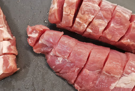 Фото шага рецепта Свиная вырезка запеченная с помидорами и сыром 151960 шаг 1  