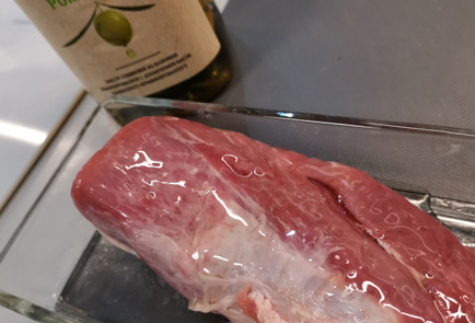 Фото шага рецепта Свиная вырезка запеченная со сладким перцем 151784 шаг 2  