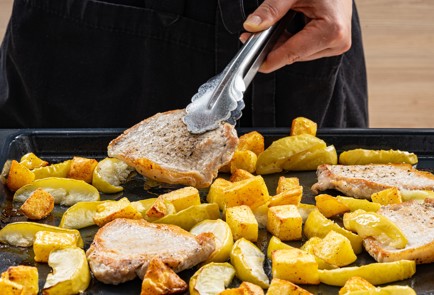 Фото шага рецепта Свинина с яблоками и картошкой 47828 шаг 9  