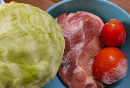 Фото шага рецепта Свинина с капустой морковью и помидорами в духовке 186409 шаг 1  