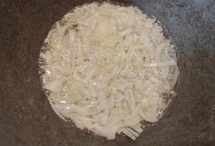 Фото шага рецепта Свинина с картофелем и кинзой 186705 шаг 2  