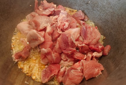 Фото шага рецепта Свинина с картофелем и кинзой 186705 шаг 6  