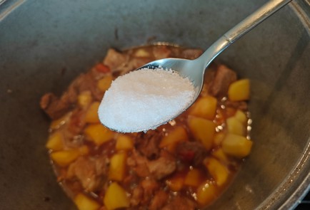 Фото шага рецепта Свинина с картофелем и кинзой 186705 шаг 8  