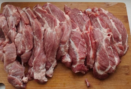 Фото шага рецепта Свинина с картофелем в духовке 189093 шаг 2  