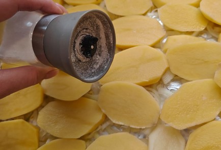 Фото шага рецепта Свинина с картофелем в духовке 189093 шаг 7  